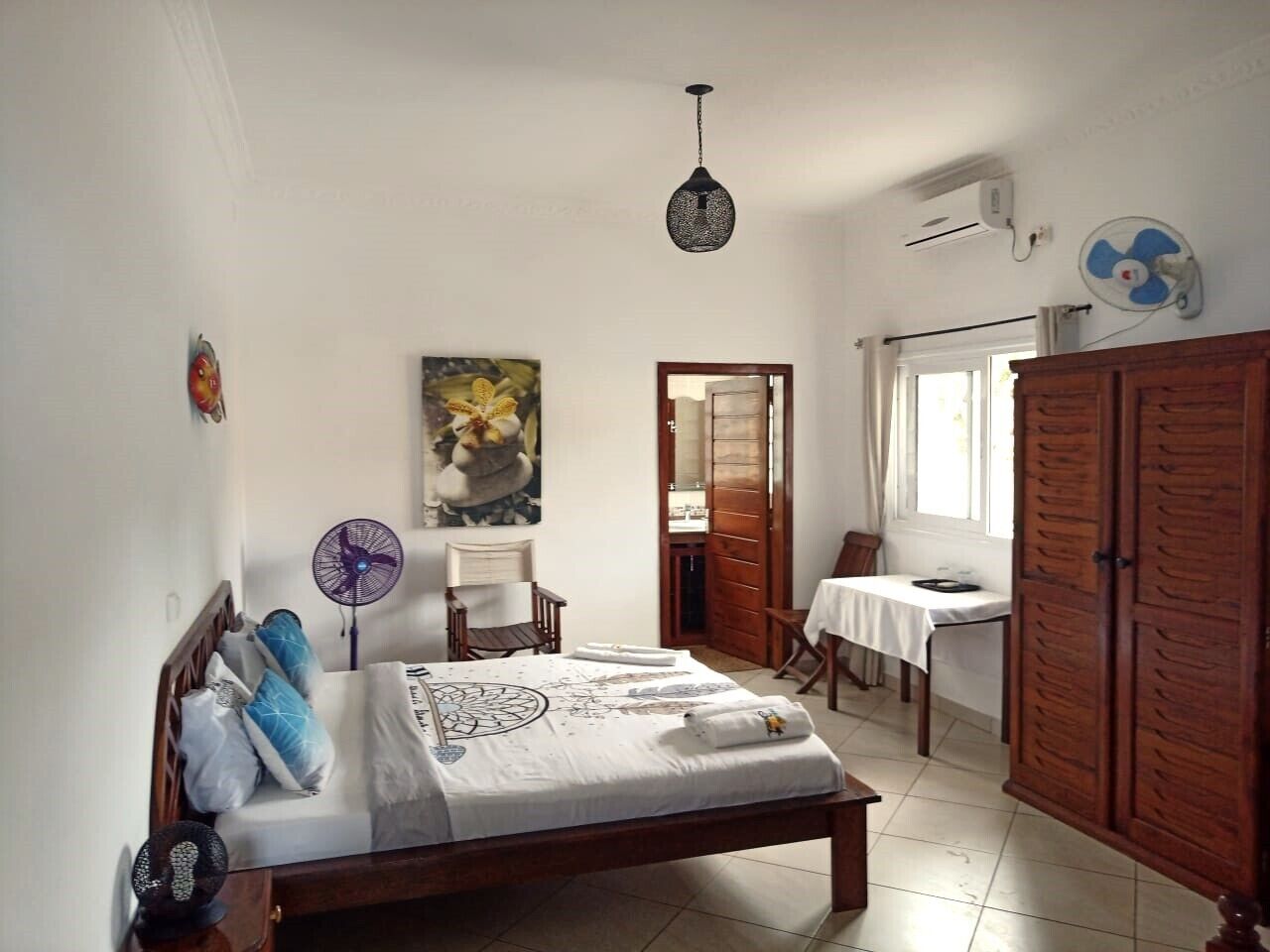 Comfort-Dreibettzimmer, eigenes Bad, eingeschränkter Meerblick | Zimmersafe, laptopgeeigneter Arbeitsplatz, Verdunkelungsvorhänge