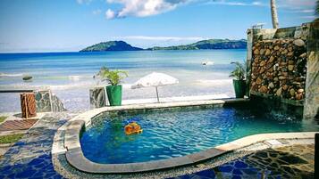 Piscine extérieure, chaises longues