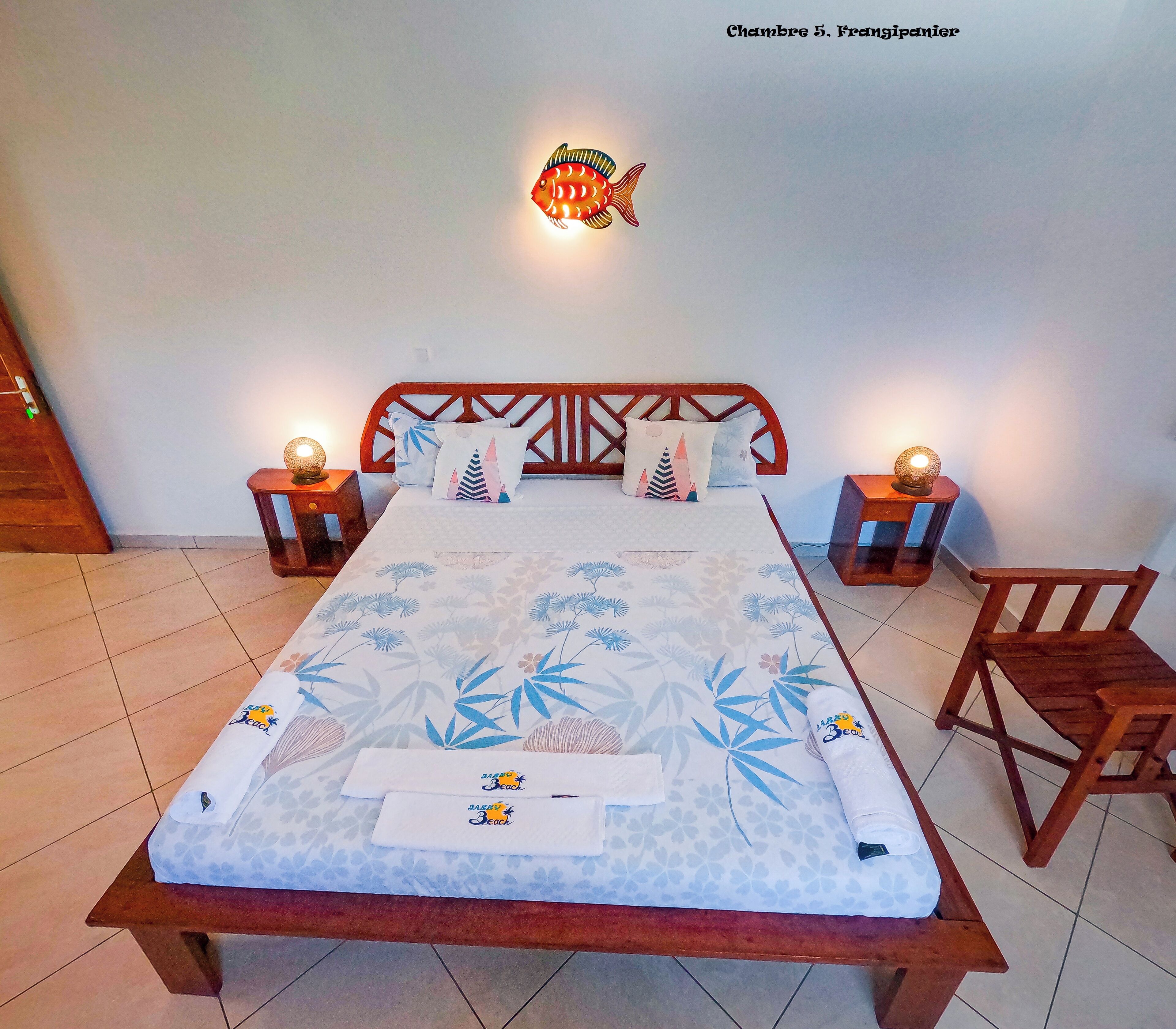 Comfort-Dreibettzimmer, eigenes Bad, eingeschränkter Meerblick | Zimmersafe, laptopgeeigneter Arbeitsplatz, Verdunkelungsvorhänge