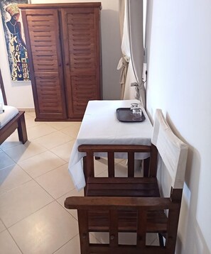 خزنة داخل الغرفة ومساحة عمل للكمبيوتر المحمول وستائر تعتيم