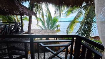 Superior-Dreibettzimmer, Meerblick | Terrasse/Patio