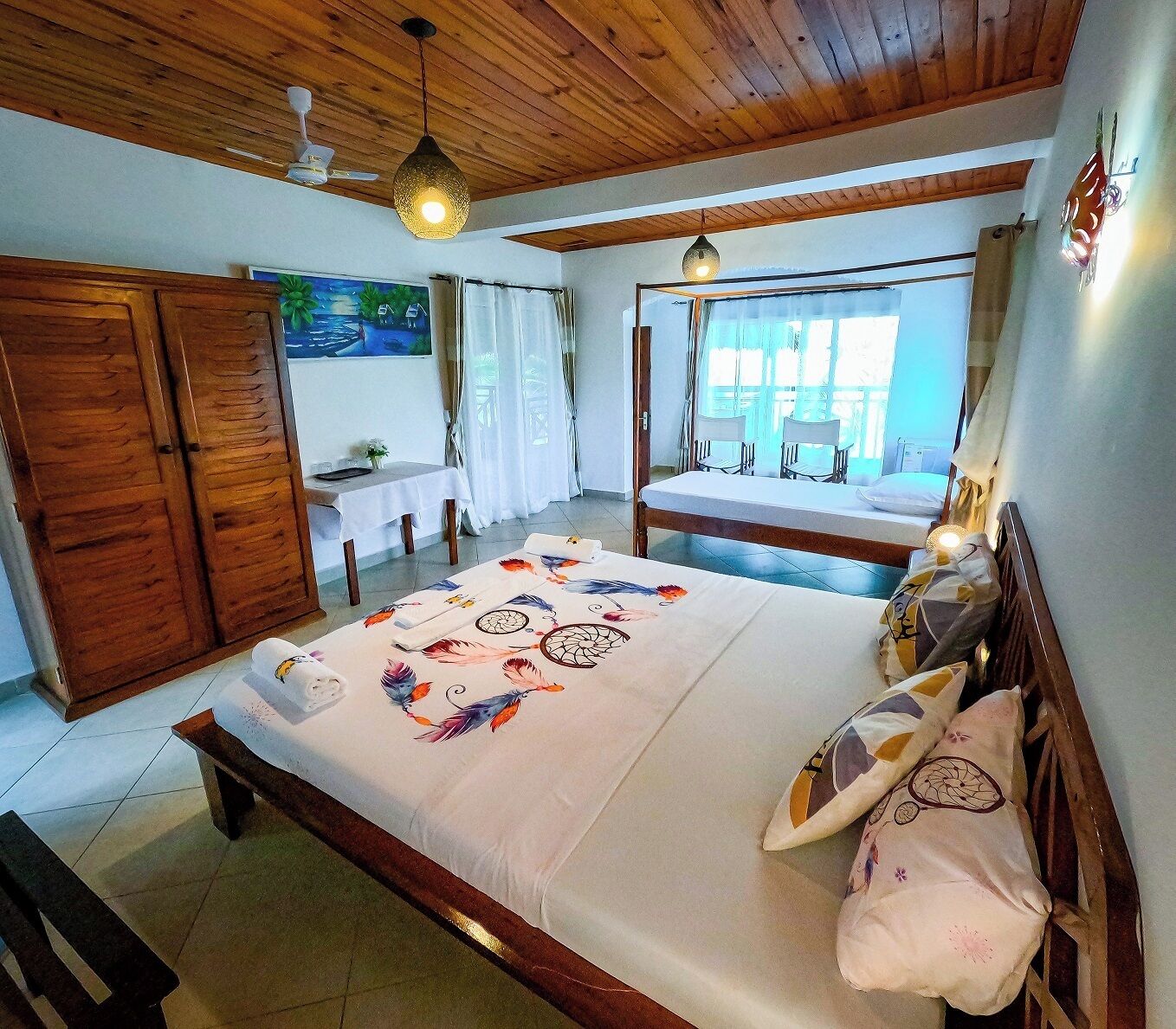 Deluxe-Dreibettzimmer, Meerblick, zum Innenhof hin | Zimmersafe, laptopgeeigneter Arbeitsplatz, Verdunkelungsvorhänge