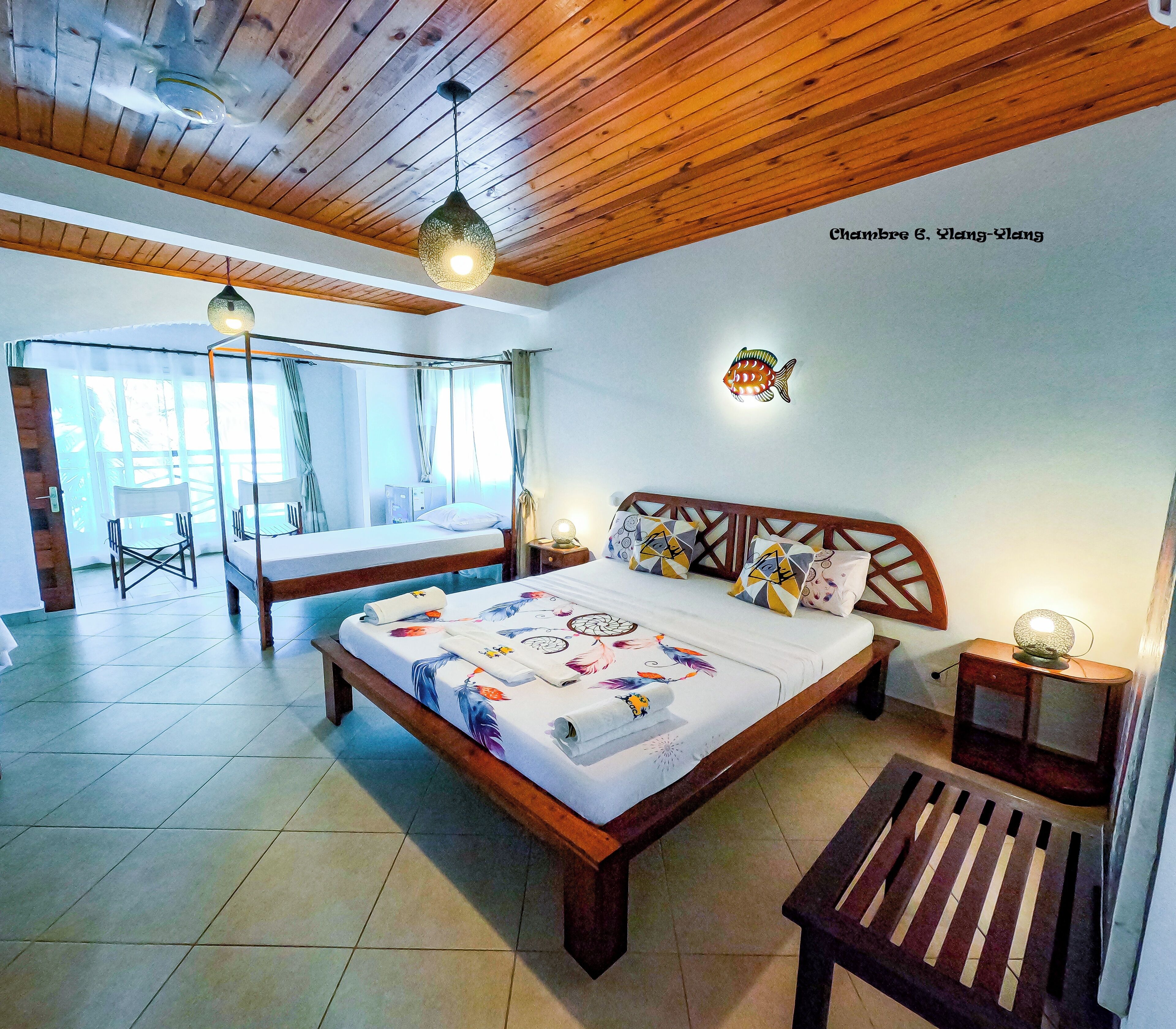 Deluxe-Dreibettzimmer, Meerblick, zum Innenhof hin | Zimmersafe, laptopgeeigneter Arbeitsplatz, Verdunkelungsvorhänge