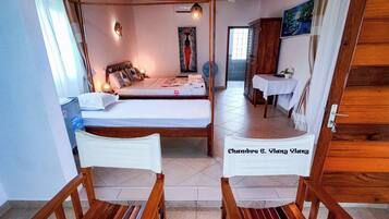 Deluxe-Dreibettzimmer, Meerblick, zum Innenhof hin | Zimmersafe, laptopgeeigneter Arbeitsplatz, Verdunkelungsvorhänge