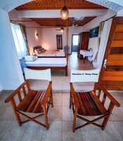 Habitación triple Deluxe, vistas al mar, en la zona del patio