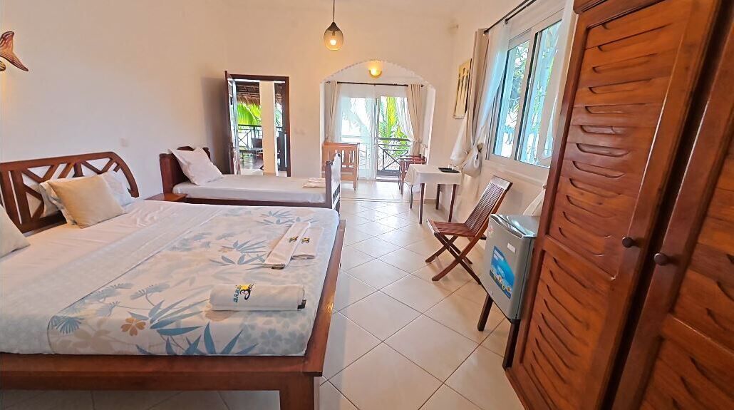 Superior-Dreibettzimmer, Meerblick | Zimmersafe, laptopgeeigneter Arbeitsplatz, Verdunkelungsvorhänge