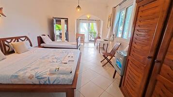 Superior-Dreibettzimmer, Meerblick | Zimmersafe, laptopgeeigneter Arbeitsplatz, VerdunkelungsvorhÀnge