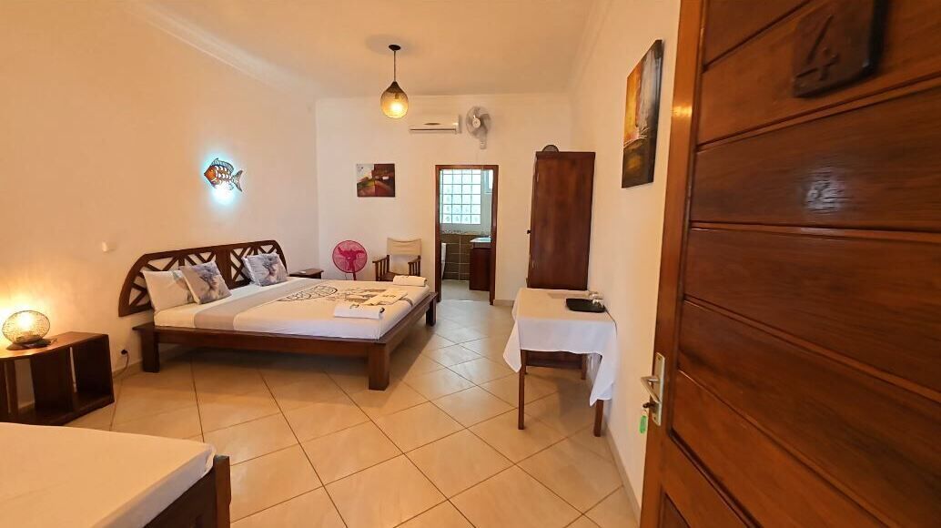 Comfort-Dreibettzimmer, eigenes Bad, eingeschränkter Meerblick | Zimmersafe, laptopgeeigneter Arbeitsplatz, Verdunkelungsvorhänge