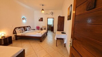 Habitación triple Confort, baño privado, vistas parciales al mar