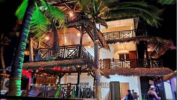 Façade de lâhĂ©bergement - soirĂ©e/nuit