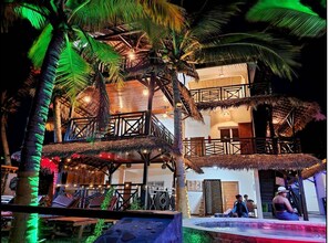 واجهة المنشأة - في المساء/الليل