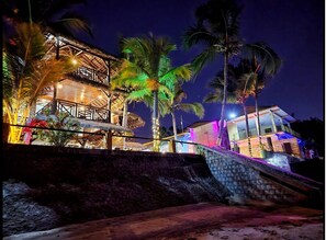 واجهة المنشأة - في المساء/الليل