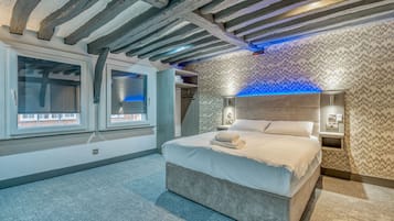 Premier Double Room, Ensuite | 1 bedroom, blackout drapes, iron/ironing board, free WiFi