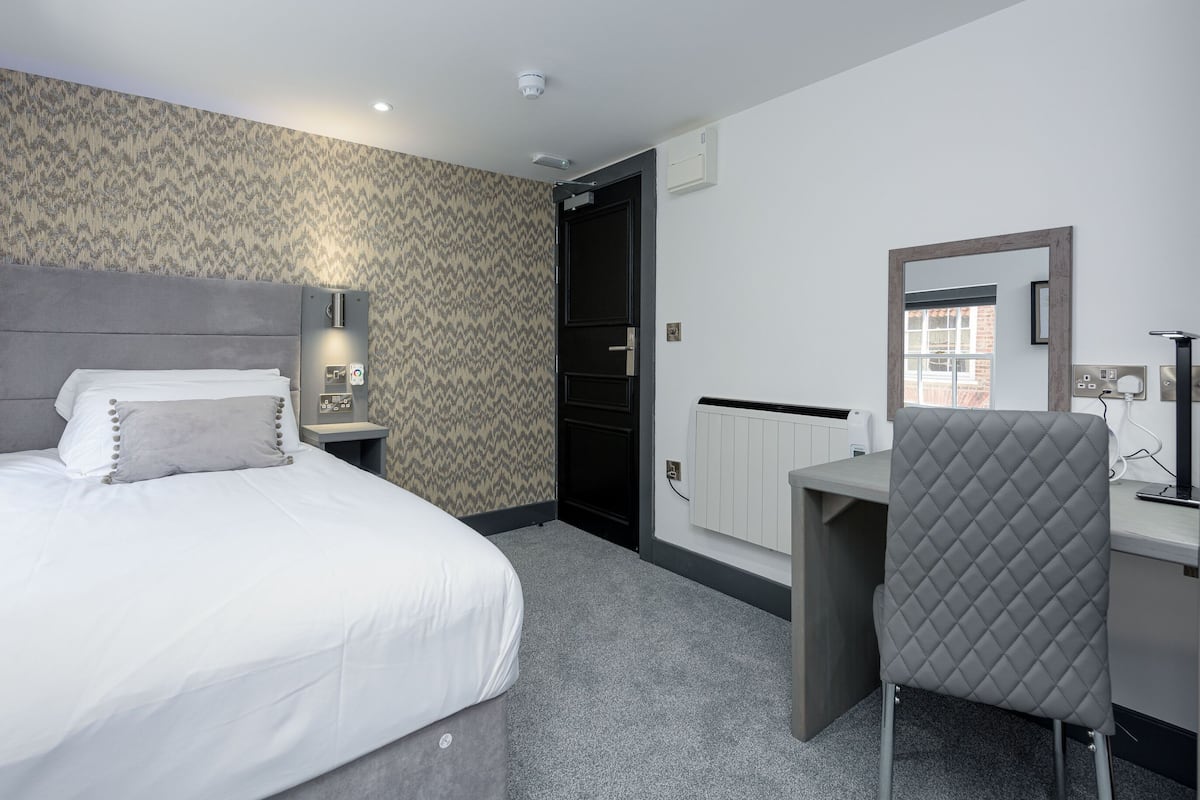 Deluxe Single Room, Ensuite | Blackout drapes, iron/ironing board (on request), WiFi (free)