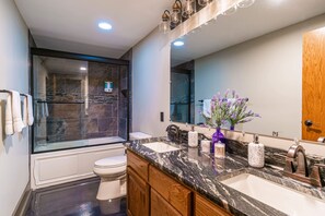 Regadera, secadora de cabello, toallas 