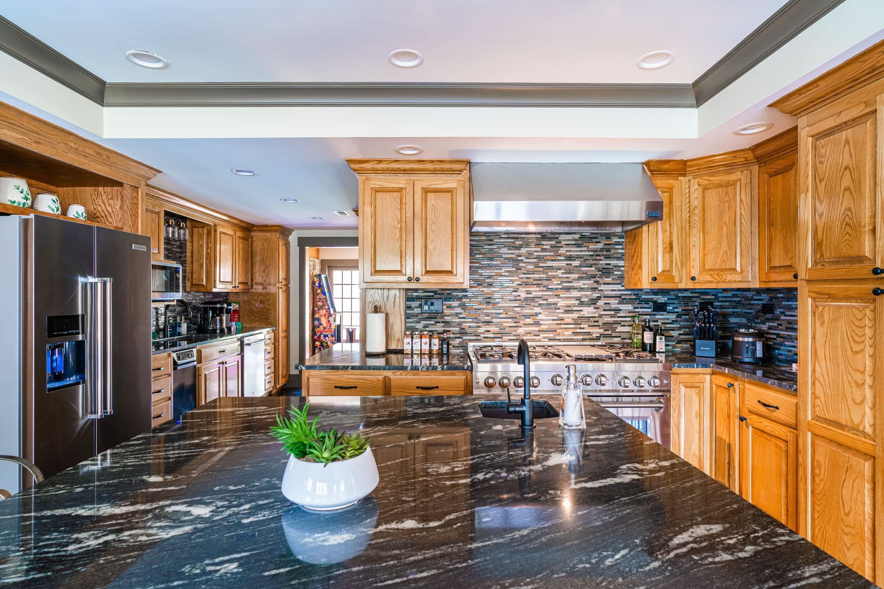 Jääkaappi, mikroaaltouuni, uuni, liesi