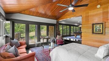 4 slaapkamers, een strijkplank/strijkijzer, reisbedje, wifi