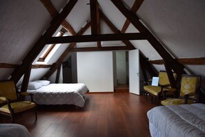 3 Schlafzimmer, Schreibtisch, Bügeleisen/Bügelbrett, Reisekinderbett