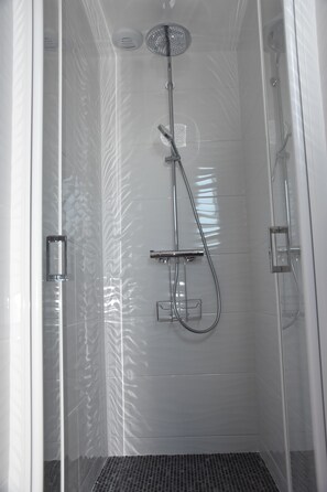 Dusche, Haartrockner, Handtücher, Seife