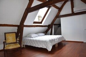 3 bedrooms, desk, iron/ironing board, travel crib