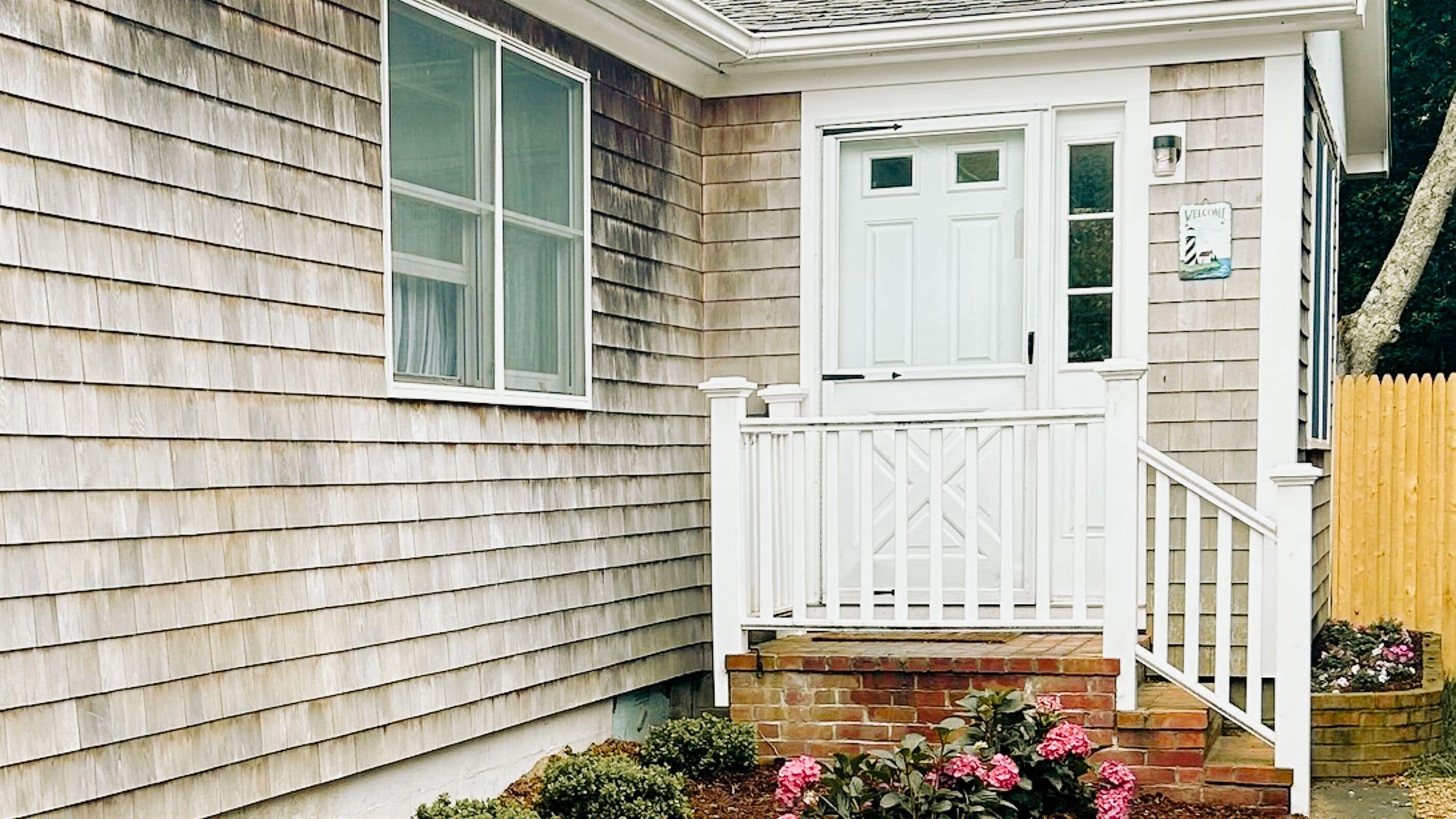 Cozy Oak Bluffs Cottage walk to town Pet Friendly