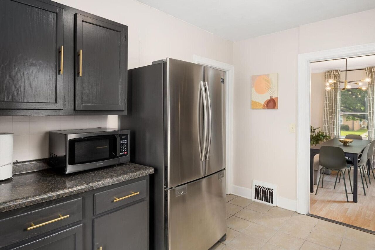 Jääkaappi, mikroaaltouuni, uuni, liesi