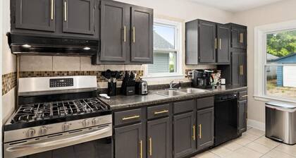 Cozy Mid-Century Oasis w/ 2 KING beds