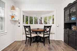 Dining - Suburban Sanctuary: 3BD Perfect for Long Stays (Pekin)