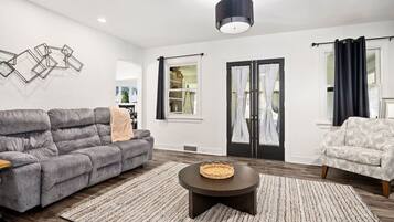 Téléviseur, foyer, livres