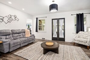 TV, fireplace, books - Suburban Sanctuary: 3BD Perfect for Long Stays (Pekin)