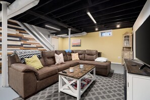 TV, fireplace, books - Suburban Sanctuary: 3BD Perfect for Long Stays (Pekin)