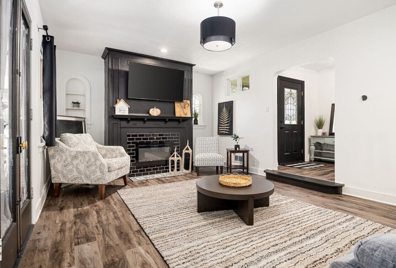 Fernseher, Kamin, Bücher