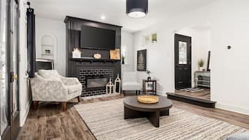 Televisie, een open haard en boeken