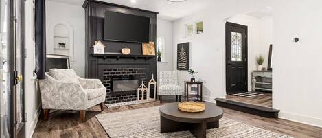 Fernseher, Kamin, Bücher