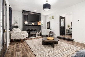 TV, fireplace, books - Suburban Sanctuary: 3BD Perfect for Long Stays (Pekin)