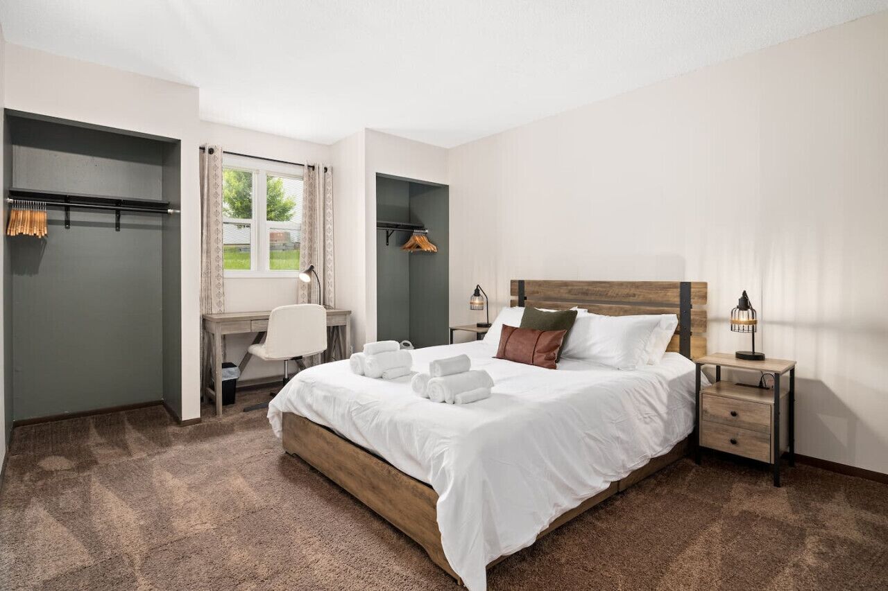 2 bedrooms, desk, iron/ironing board, WiFi