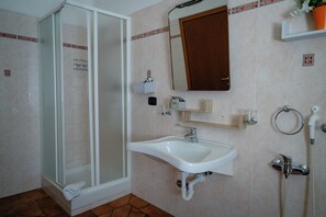 Dusch, hårtork, bidé och handdukar