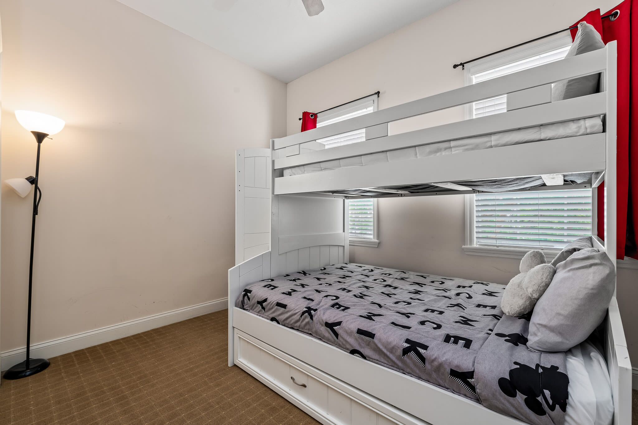 3 habitaciones, tabla de planchar con plancha, wifi y ropa de cama 