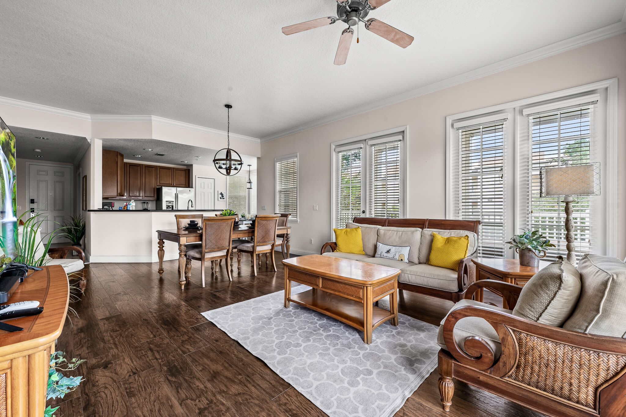 Televisión y oficina 