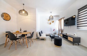 Ground Floor Suite with Hot Tub | Woonruimte | Een ledtelevisie