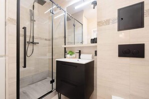 Douche, séchoir à cheveux, shampooing