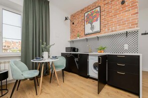 Kühlschrank, Mikrowelle, Herdplatte, Geschirrspüler