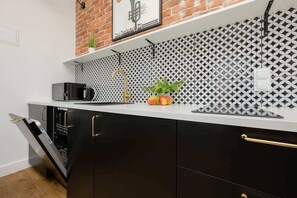 Fridge, microwave, stovetop, dishwasher