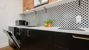 Frigorífico, microondas, placa de cocina y lavavajillas
