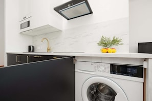 Fridge, microwave, stovetop, dishwasher