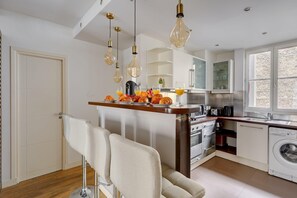 冷蔵庫、電子レンジ、オーブン、コンロ