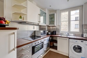 冷蔵庫、電子レンジ、オーブン、コンロ