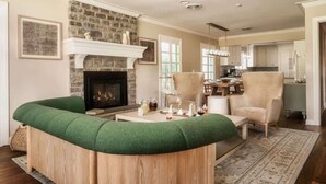 Interior - The Howell House - Fire pit & spacious porch (Starkville)