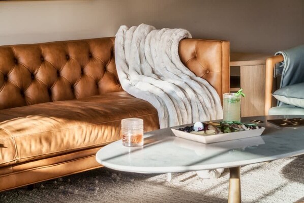 Televisión, chimenea y oficina 