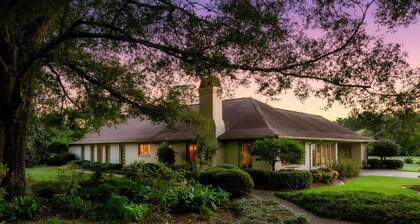 The Howell House - Picturesque Countryside Retreat